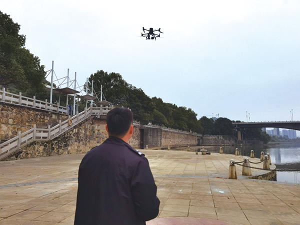 巡检无人机空中喊话劝阻违规垂钓(图1) 巡检无人机